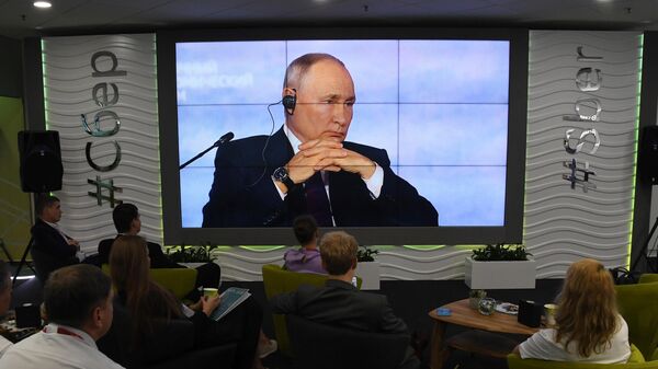 Трансляция выступления президента РФ Владимира Путина на пленарном заседании Восточного экономического форума