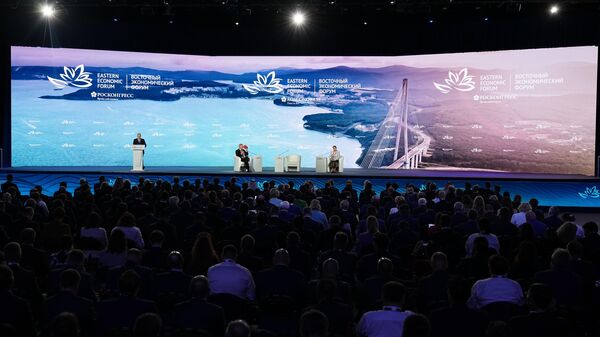 Владимир Путин выступает на пленарной сессии VIII Восточного экономического форума