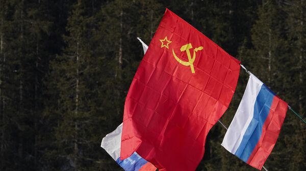 Флаги СССР и России на стадионе
