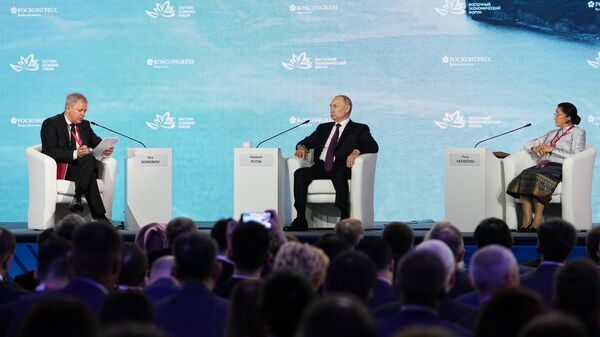 Владимир Путин и вице-президент Лаосской Народно-Демократической Республики Пани Ятхоту на пленарной сессии VIII Восточного экономического форума