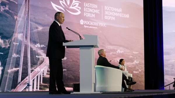 Президент России Владимир Путин выступает на пленарной сессии VIII Восточного экономического форума