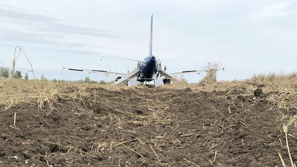 Самолет авиакомпании Уральские авиалинии, совершивший аварийную посадку на грунт в Новосибирской области