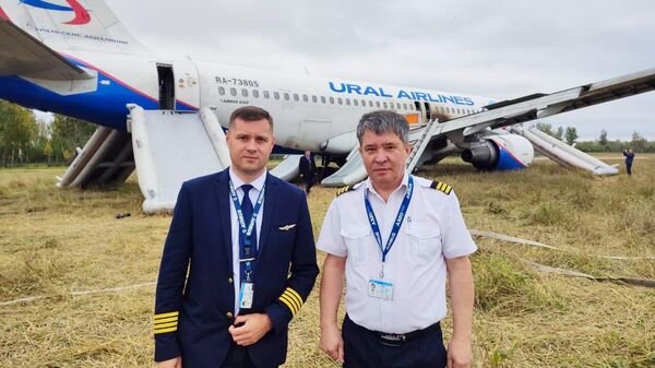 Члены экипажа самолета авиакомпании Уральские авиалинии, совершившего аварийную посадку на грунт в Новосибирской области