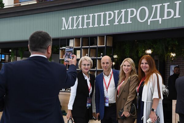Участники Восточного экономического форума во Владивостоке фотографируются у стенда Минприроды России