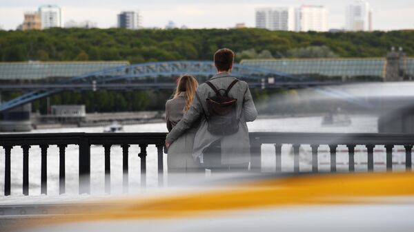 Влюбленные на Крымском мосту в Москве