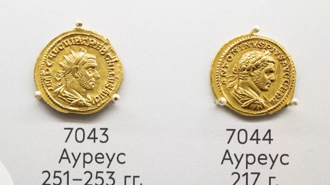 Экспонаты Ауреус 251-253г. и Ауреус 217г. на выставке-приключении На вес золота. Люди. Финансы. Эпохи 