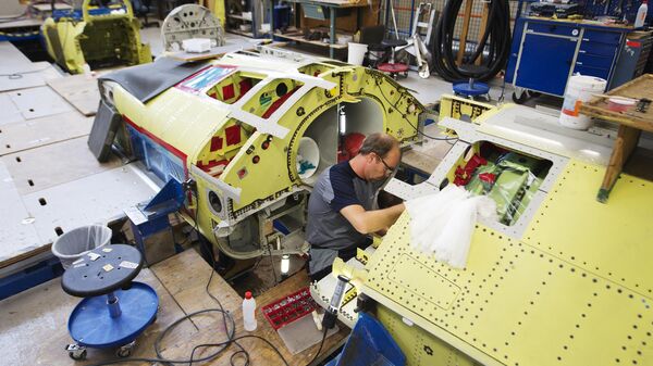 Рабочий на заводе Saab Gripen