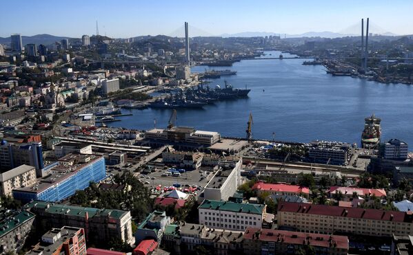 Вид на Золотой мост через бухту Золотой рог во Владивостоке