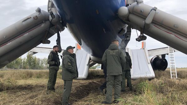 Сотрудники СК РФ возле самолета авиакомпании Уральские авиалинии, совершившего аварийную посадку на грунт в Убинском районе Новосибирской области