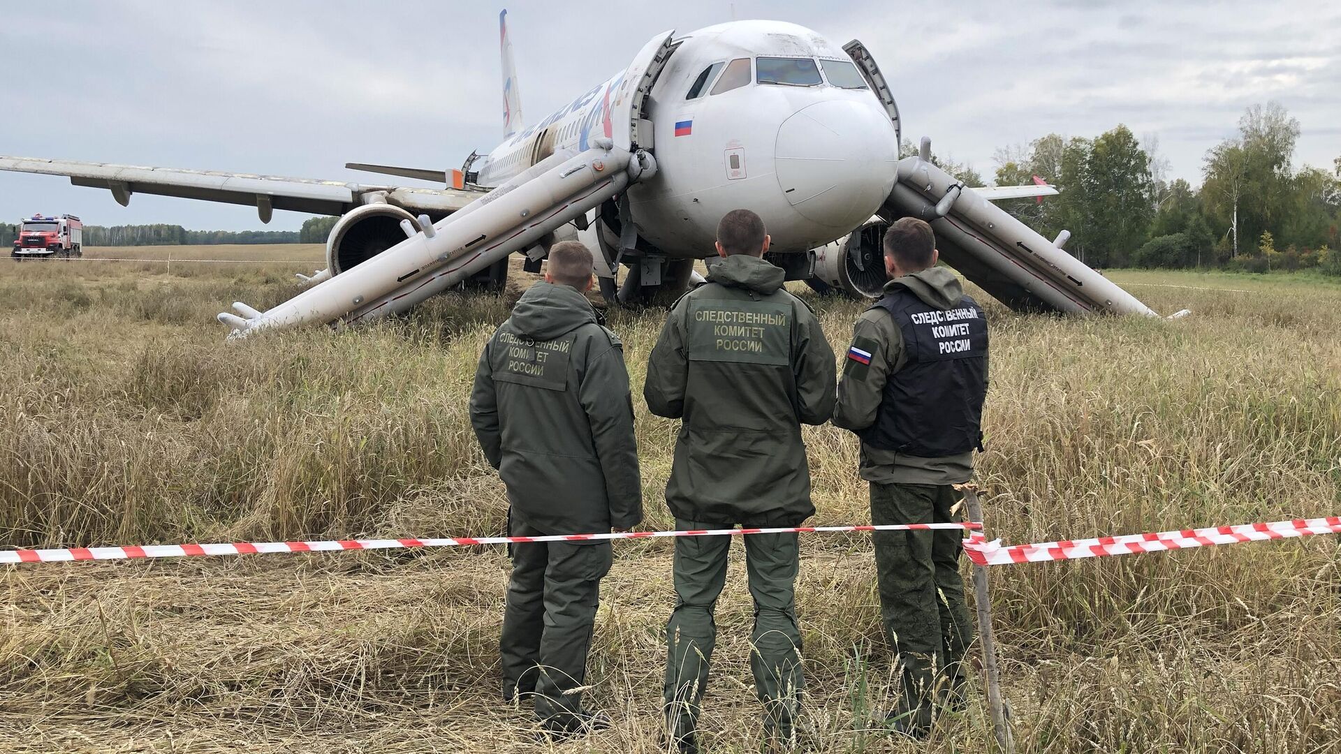 Сотрудники СК РФ возле самолета авиакомпании Уральские авиалинии, совершившего аварийную посадку на грунт в Убинском районе Новосибирской области - РИА Новости, 1920, 12.09.2023