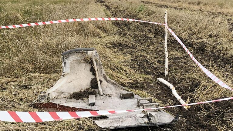 Деталь самолета авиакомпании Уральские авиалинии, совершившего аварийную посадку на грунт в Убинском районе Новосибирской области