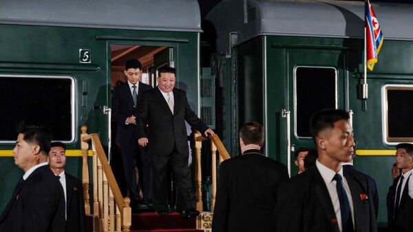 Лидер КНДР Ким Чен Ын выходит из вагона поезда на станции Хасан в Приморском крае
