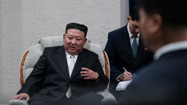 Лидер КНДР Ким Чен Ын на встрече с главой Министерства природных ресурсов и экологии Александром Козловым в Приморском крае