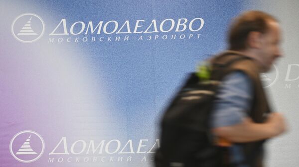 Мужчина в аэропорту Домодедово