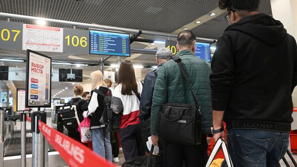Пассажиры у стойки регистрации в аэропорту Домодедово
