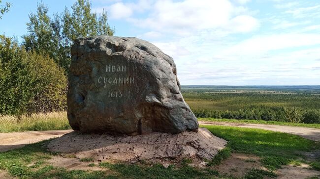 Памятный камень у Сусанинского болота