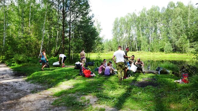 Туристы на берегу озера в урочище Пяткино