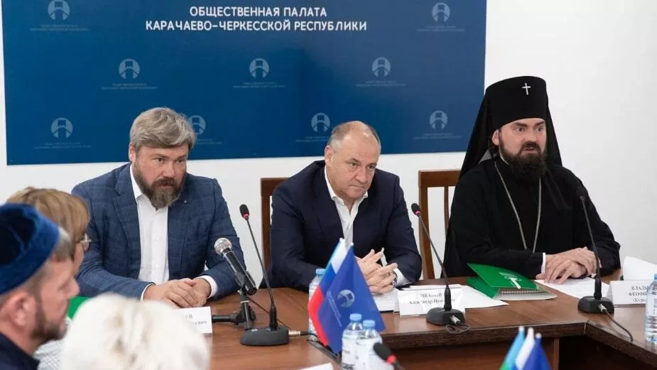 Архиепископ Пятигорский и Черкесский Феофилакт, председатель парламента КЧР Александр Иванов и заместитель главы Всемирного русского народного собора Константин Малофеев во время  заседания регионального отделения международной общественной организации Всемирный русский народный собор - РИА Новости, 1920, 12.09.2023
