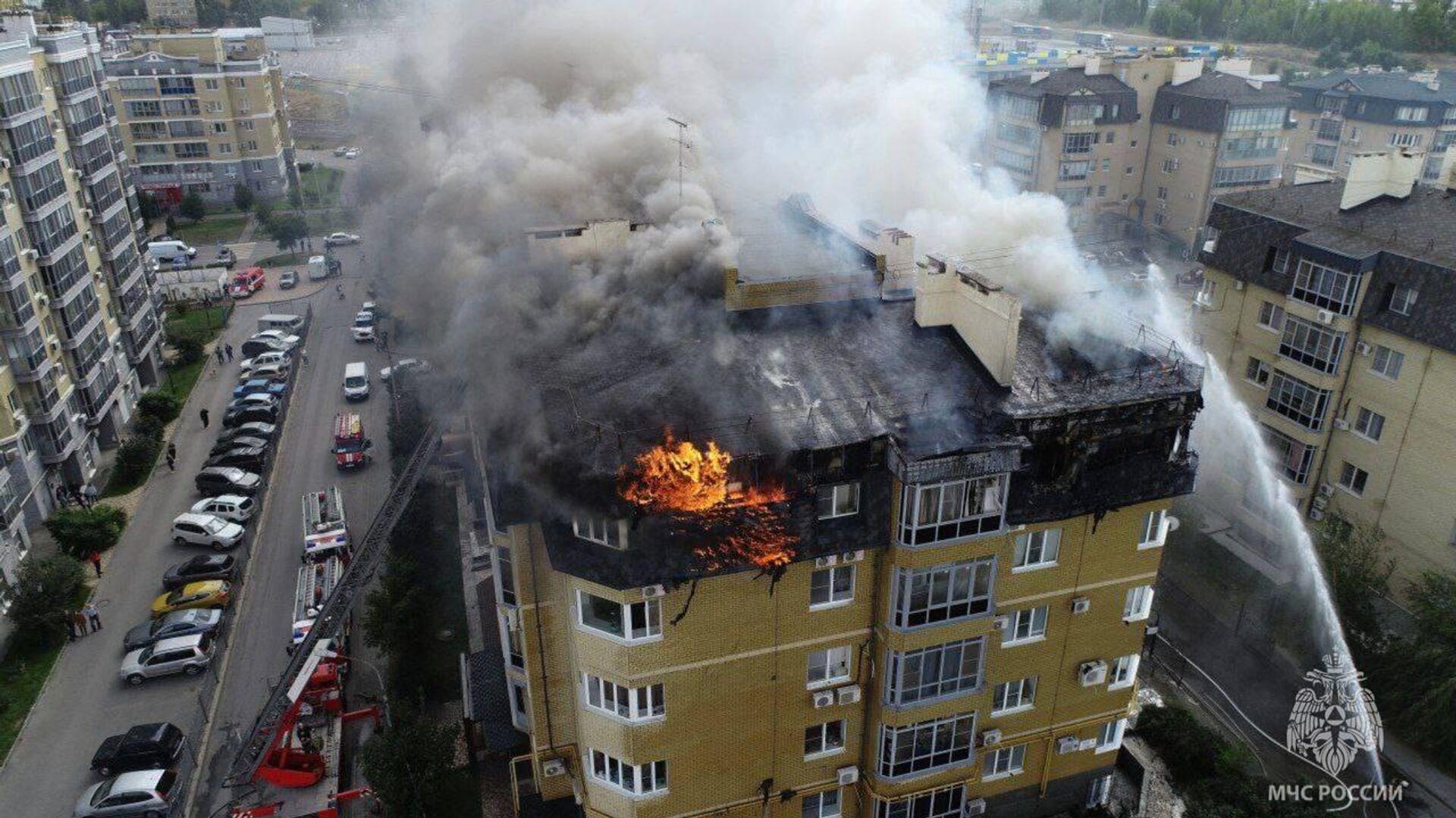 В Волгограде потушили крупный пожар в многоэтажке - РИА Новости, 12.09.2023