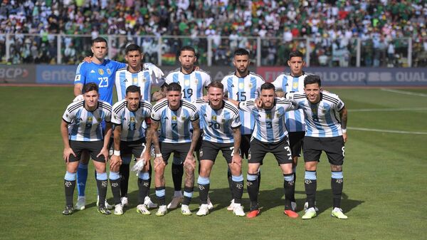 Футболисты сборной Аргентины перед матчем с Боливией