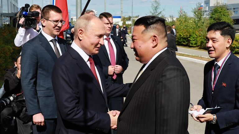 Президент РФ Владимир Путин и лидер КНДР Ким Чен Ын во время встречи на космодроме Восточный