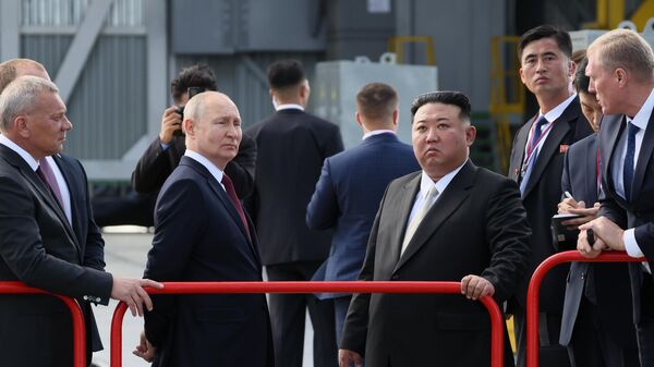 Президент РФ Владимир Путин и председатель Государственного совета КНДР Ким Чен Ын на космодроме Восточный
