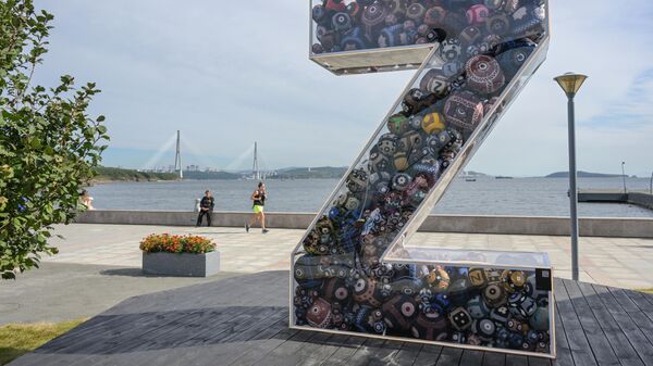 Инсталляция в виде буквы Z на фестивале Улица Дальнего Востока на набережной бухты Аякс на острове Русский во Владивостоке