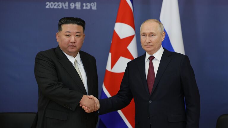 Президент РФ Владимир Путин и председатель Государственного совета КНДР Ким Чен Ын во время встречи на космодроме Восточный