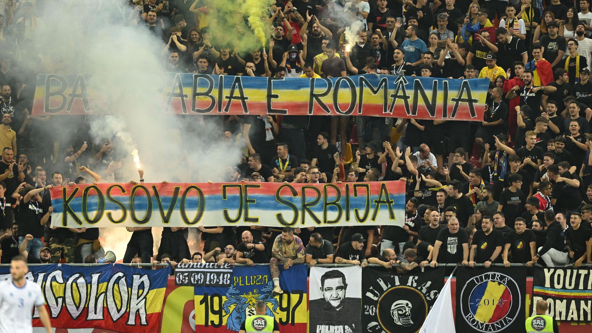 Баннер румынских болельщиков: Косово – это Сербия - РИА Новости, 1920, 13.09.2023