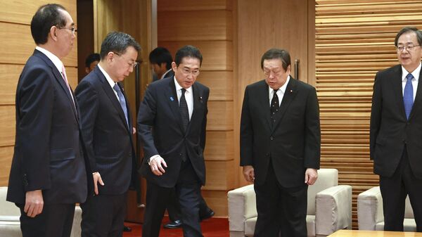 Премьер-министр Японии Фумио Кисида и члены кабинета министров на внеочередном заседании правительства