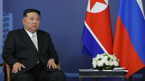 Председатель Государственного совета КНДР Ким Чен Ын во время встречи с президентом РФ Владимиром Путиным 
