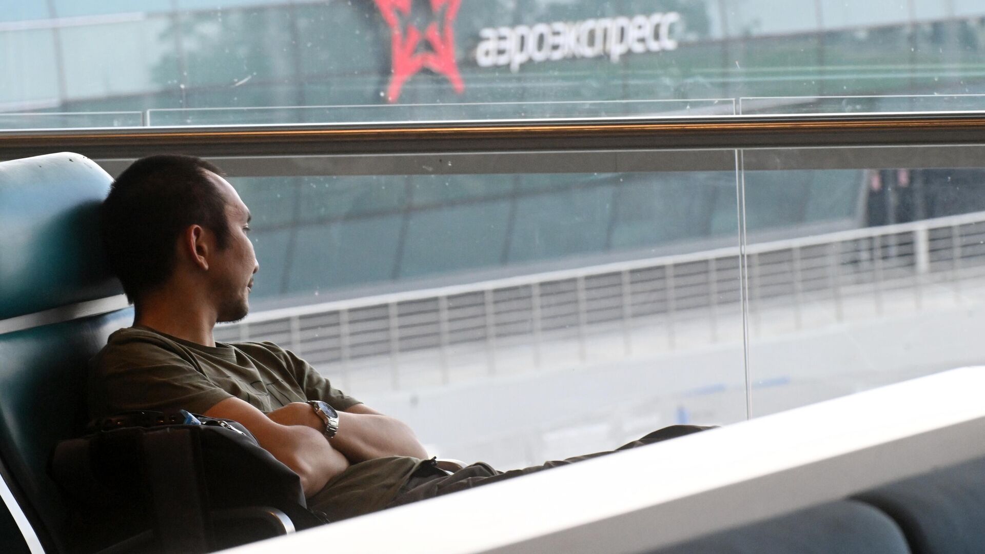 Мужчина в зале ожидания аэропорта Мужчина в зале ожидания аэропорта - РИА Новости, 1920, 14.10.2023