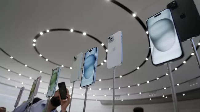 Смартфоны iPhone 15 и iPhone 15 Plus во время анонса новых продуктов в кампусе Apple в Купертино. 12 сентября 2023