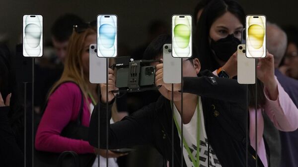 Смартфоны iPhone 15 и iPhone 15 Plus во время анонса новых продуктов в кампусе Apple в Купертино