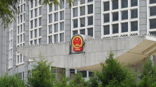 Государственный герб на здании Министерства иностранных дел Китая в Пекине