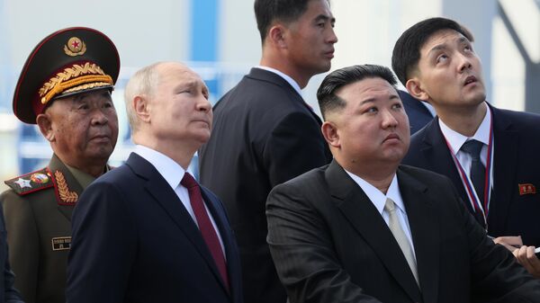 Президент РФ Владимир Путин и председатель Государственного совета КНДР Ким Чен Ын на космодроме Восточный