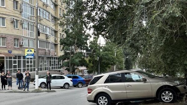 Водитель автомобиля Mercedes-Benz насмерть сбил подростка на самокате в Волгограде