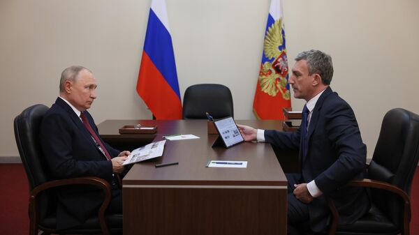 Президент РФ Владимир Путин и губернатор Амурской области Василий Орлов во время встречи