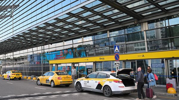Такси у здания аэропорта Внуково