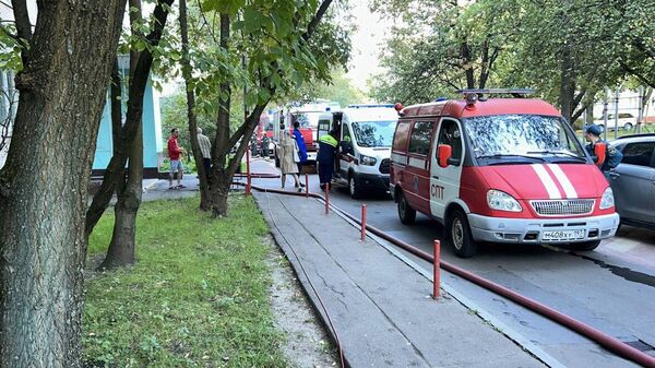 Автомобили экстренных служб у жилого дома на Северном Бульваре в Москве, где произошел пожар