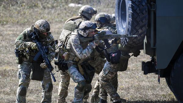 Военнослужащие в составе 116 отдельной бригады особого назначения Росгвардии России проходят военную подготовку на полигоне в Крыму