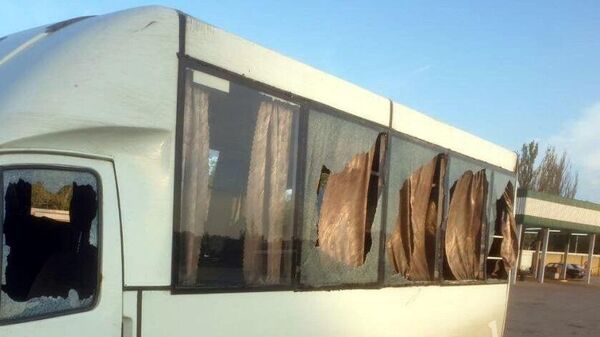 Автобус, поврежденный в результате обстрела Петровского района в микрорайоне шахты № 7 в Донецке