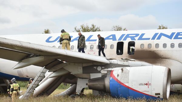 Самолет авиакомпании Уральские авиалинии, совершивший аварийную посадку на грунт в Убинском районе Новосибирской области