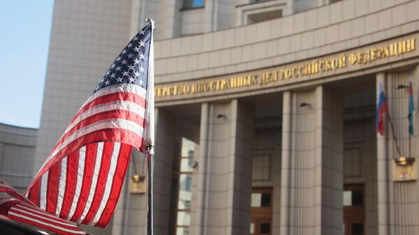 Флаг США на машине у здания МИД РФ