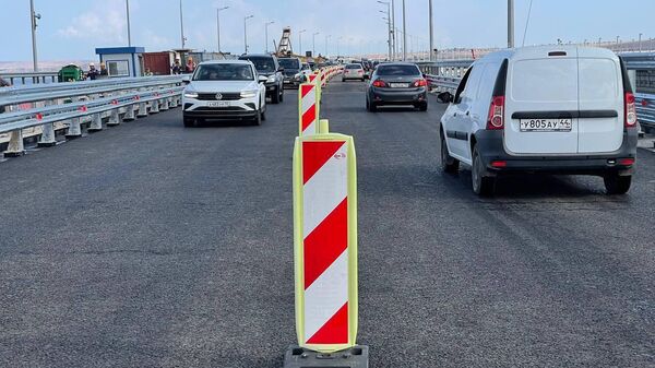 Открыта для движения автомобилей левая часть Крымского моста
