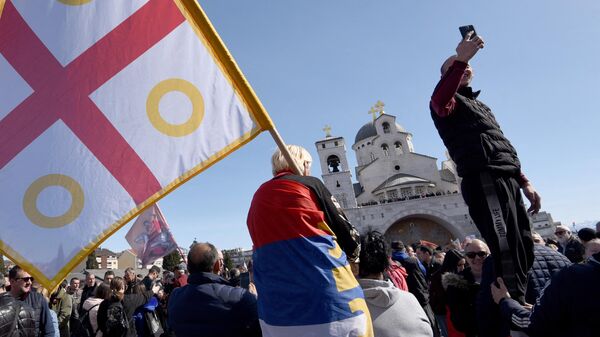 Последователи Сербской православной церкви в Черногории во время акции против закона о свободе вероисповедания в Подгорице