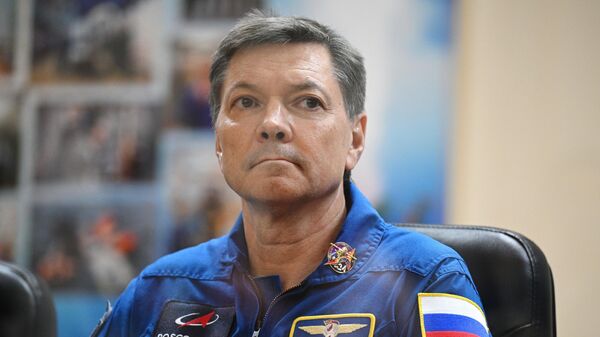 Член основного экипажа космонавт Роскосмоса Олег Кононенко на пресс-конференции на космодроме Байконур