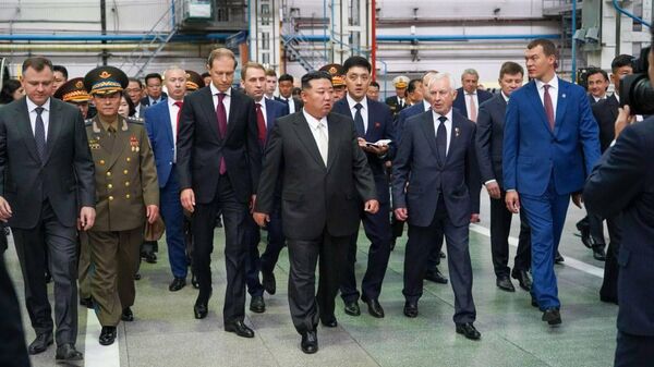 Лидер КНДР Ким Чен Ын осматривает инженерный центр и производственный цех авиационного завода имени Ю. А. Гагарина во время визита в Комсомольск-на-Амуре