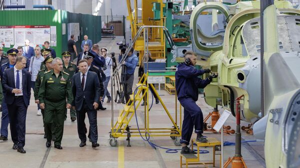 Министр обороны РФ Сергей Шойгу осматривает вертолетный завод Прогресс в рамках визита в Приморский край