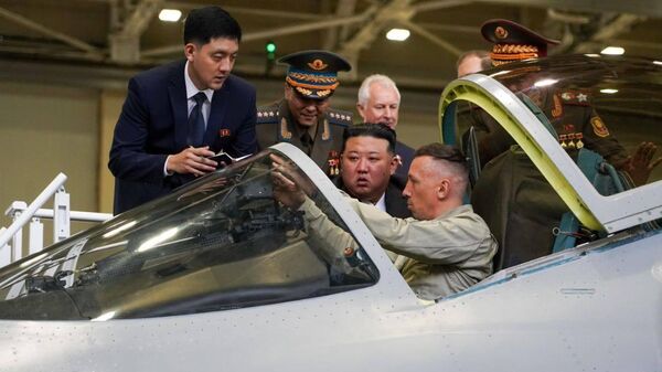 Председатель Государственного совета КНДР Ким Чен Ын осматривает инженерный центр и производственный цех авиационного завода имени Ю. А. Гагарина во время визита в Комсомольск-на-Амуре
